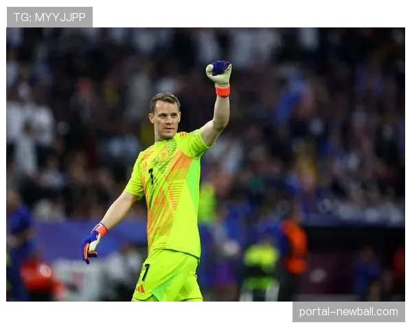 看台上的诺伊尔：因伤缺席但仍全程关注球队比赛